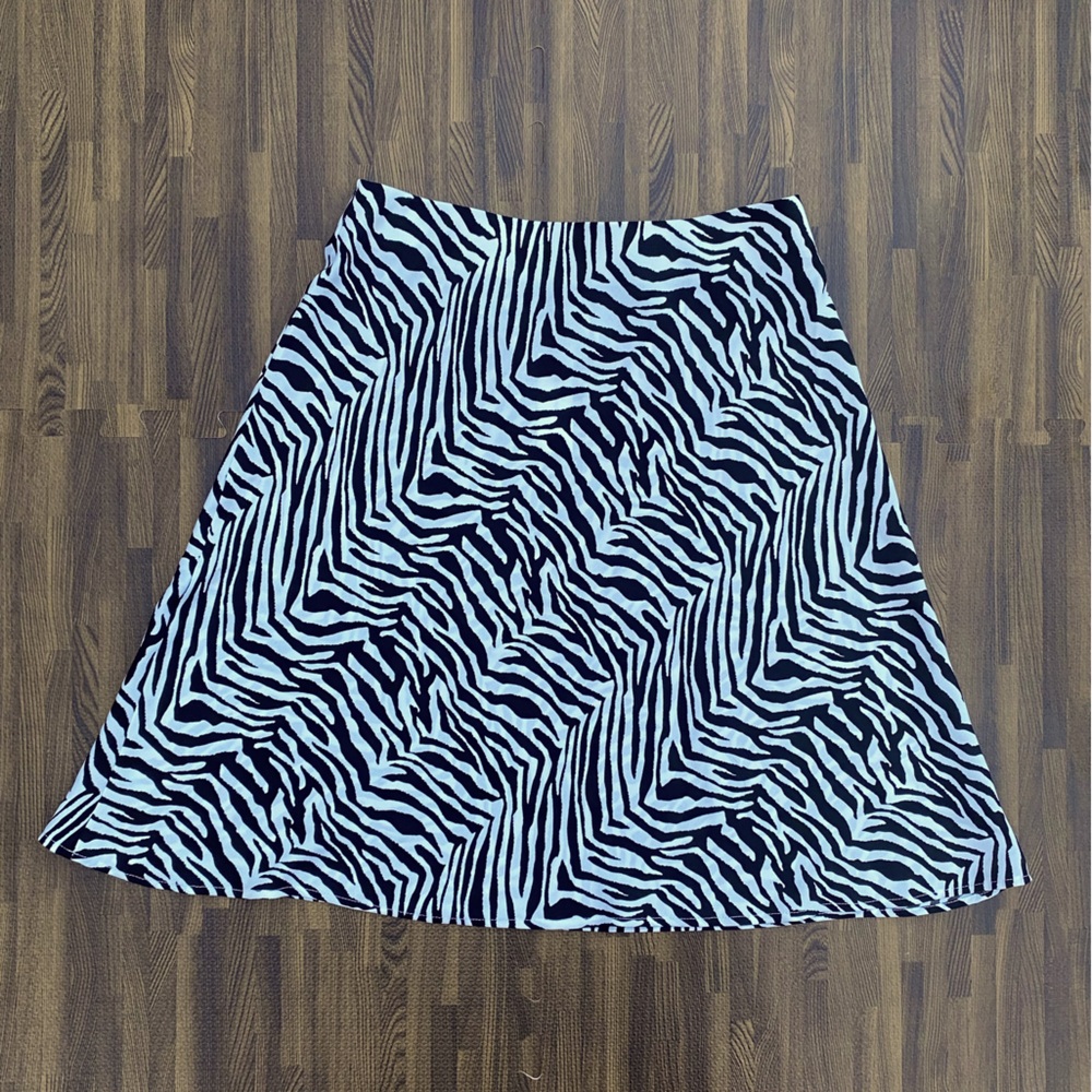 NWT - Banana Republic - Zebra Print, Mid length A-Line skirt - Size 4